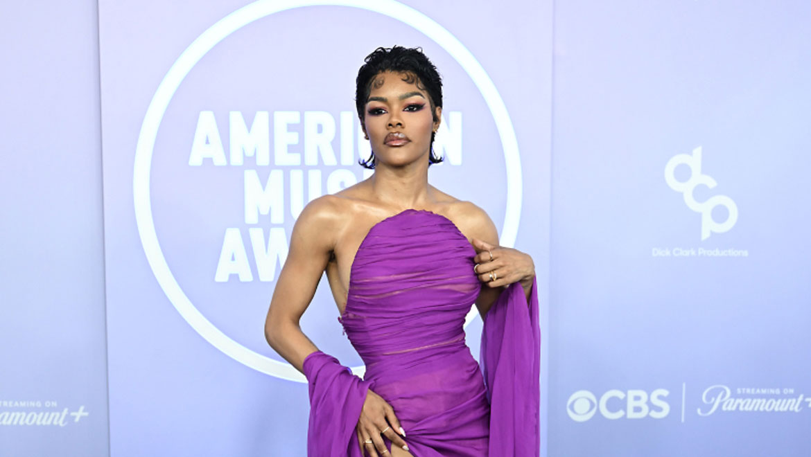 Η Teyana Taylor παρέδωσε μαθήματα στυλ με Balenciaga στο κόκκινο χαλί των American Music Awards 2026