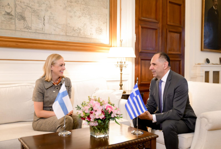 Γεραπετρίτης: Ιδιαίτερα σημαντική η ασφάλεια της ναυσιπλοΐας – Τι είπε για «σκιώδη στόλο» και Στενά του Ορμούζ