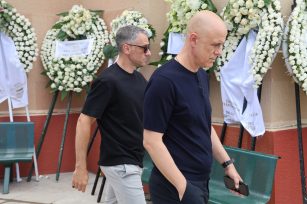 Κηδεία Γωγώς Μαστροκώστα: Οι πρώην συμπαίκτες του Τραϊανού Δέλλα στο πλευρό του στο τελευταίο αντίο