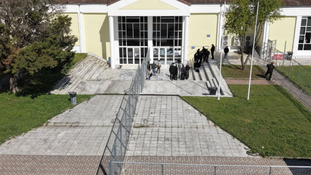 Ένταση στη δίκη για τα Τέμπη - «Σπουδάζαμε τα παιδιά μας και μας τα φέρατε σε φέρετρα», φώναξε ο Πλακιάς