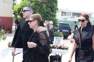 Γωγώ Μαστροκώστα: Η στιγμή που η μητέρα της κοιτά τον ουρανό κρατώντας τη φωτογραφία της