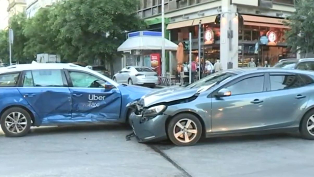 Τροχαίο στη Θεσσαλονίκη - Ταξί συγκρούστηκε με ΙΧ