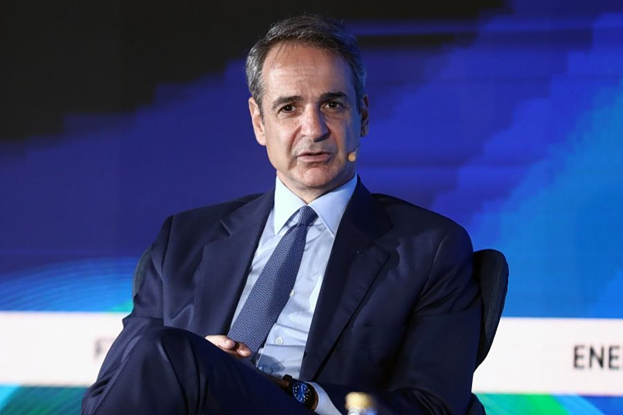 Κυβέρνηση: Καλοκαίρι με περιοδείες και… κορδέλες