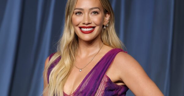 Η Hilary Duff μιλά για το γυναικείο σώμα και προωθεί το μήνυμα “stronger not smaller”