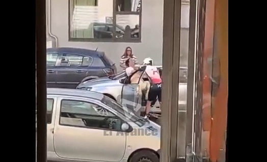 Βίντεο-σοκ: Ποδηλάτης αρπάζει από τον λαιμό και γρονθοκοπεί γυναίκα οδηγό στη μέση του δρόμου στην Πορτογαλία