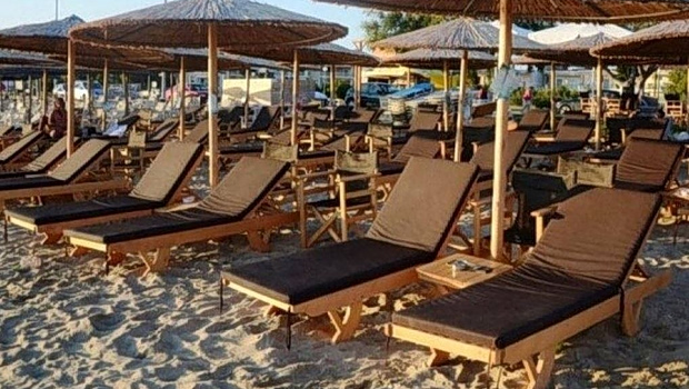 Τις μη οργανωμένες παραλίες προτιμούν οι Αθηναίοι - «Αλμυρές» οι τιμές στις ομπρέλες