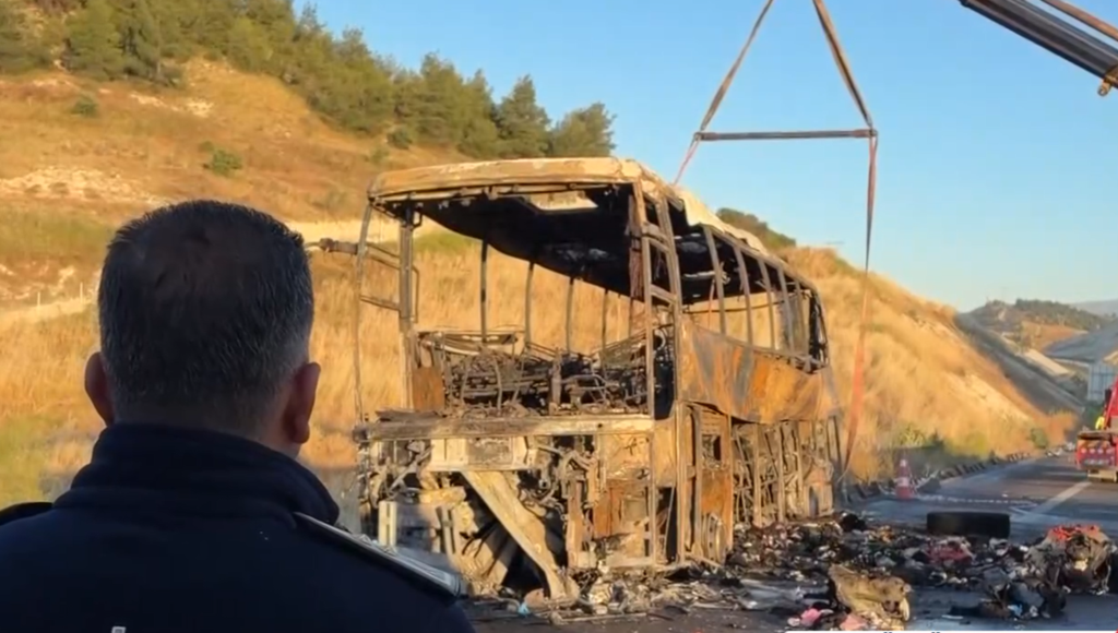 Τραγωδία στην Τουρκία: Λεωφορείο τυλίχθηκε στις φλόγες μετά από σύγκρουση – Ένας βρέφος μεταξύ των νεκρών (video)