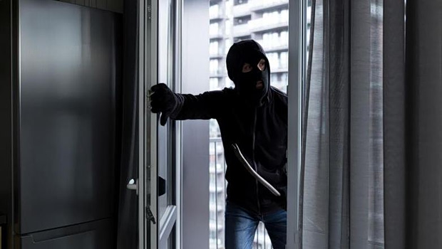 Λάρισα: Τρόμος για έγκυο - Βρέθηκε πρόσωπο με πρόσωπο με διαρρήκτη μέσα στο διαμέρισμά της