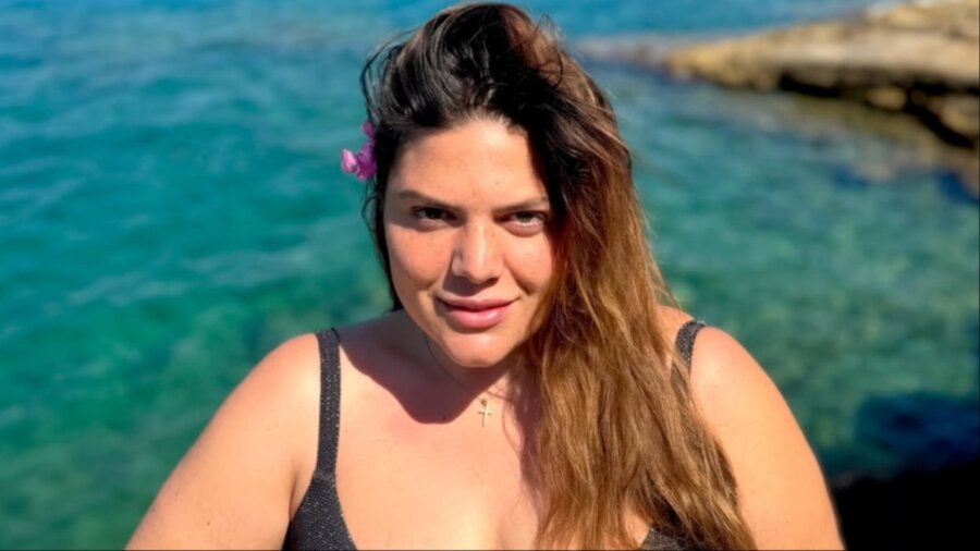 Δανάη Μπάρκα: Ποζάρει με εντυπωσιακό, μαύρο μαγιό λίγο πριν τον γάμο της με τον Φάνη Μπότση