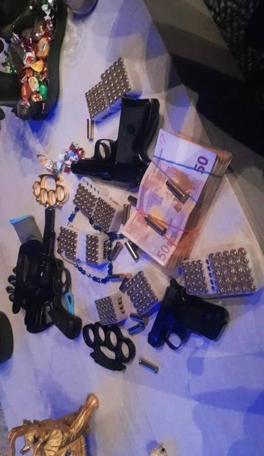 Πάτρα: Σημειωματάριο με ονόματα και ποσά είχε ο 40χρονος που πόζαρε στα social media με όπλα