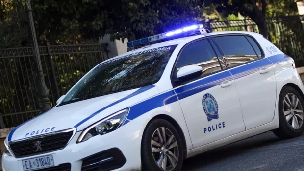 Τρόμος για οικογένεια στη Θεσσαλονίκη - Άνδρας με αλυσοπρίονο και μαχαίρι φώναζε έξω από το σπίτι τους