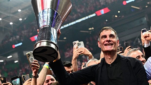 Η Euroleague αποθεώνει τον Μπαρτζώκα: «Ο άνθρωπος πίσω από τον Ολυμπιακό» (pics)