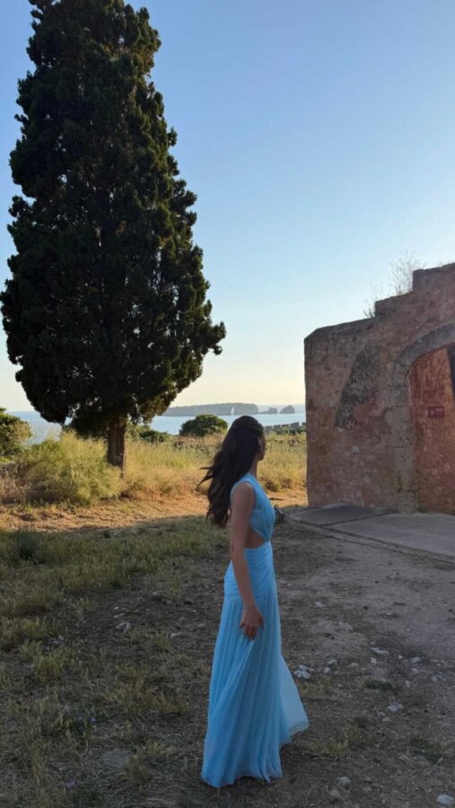 Αλεξάνδρα Κωστοπούλου: Εντυπωσίασε στον γάμο της αδελφής της - Από ποιο γνωστό οίκο μόδας ήταν το φόρεμά της