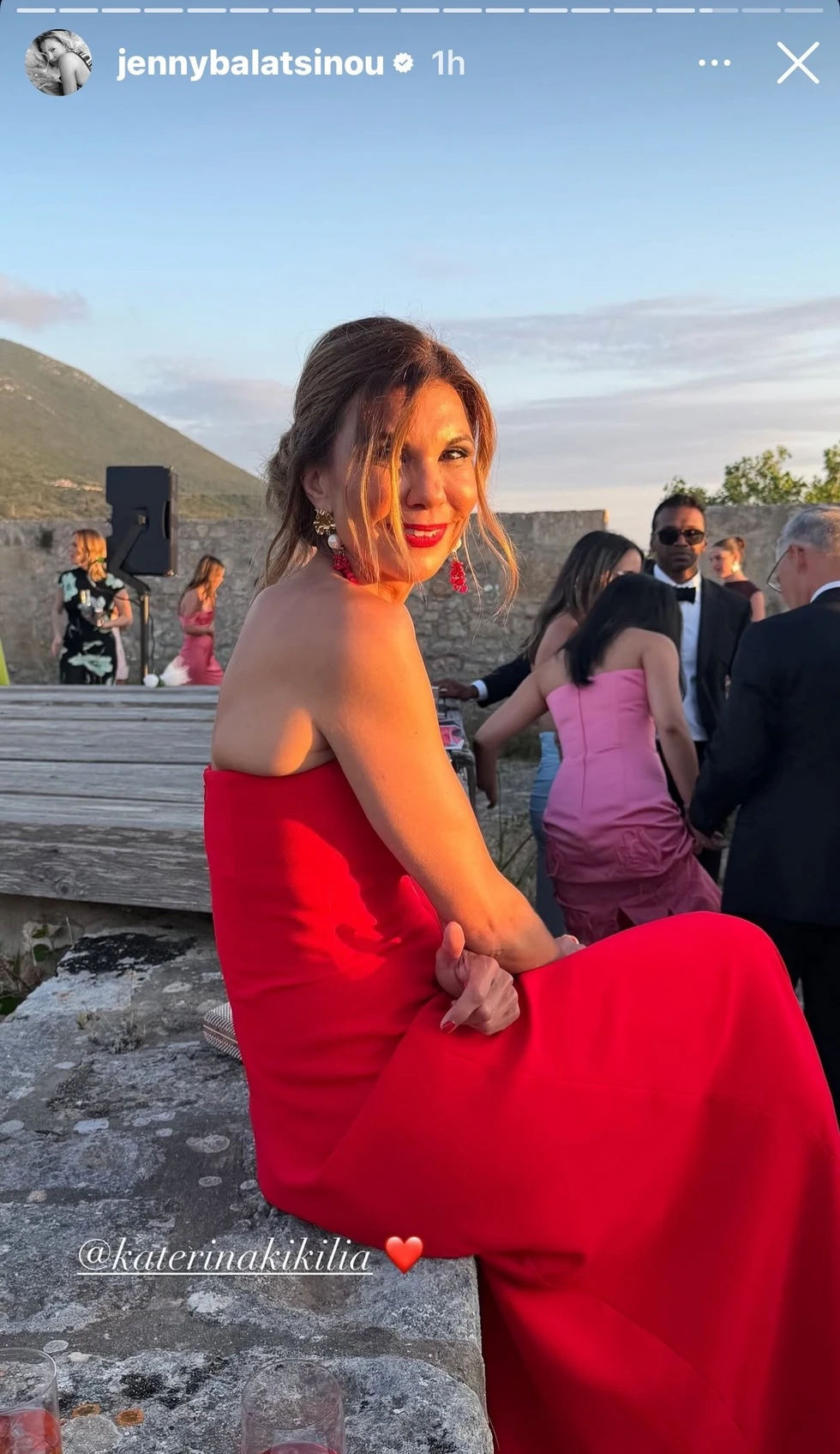 Κατερίνα Κικίλια: Μαγνήτισε τα βλέμματα με total red look στον γάμο της Αμαλίας Κωστοπούλου