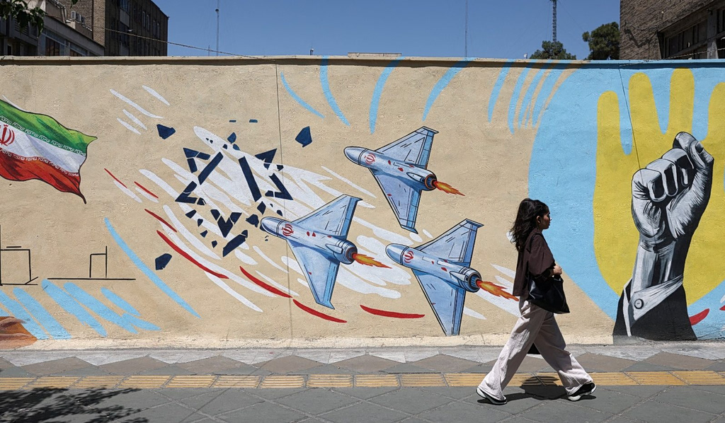Iranian-woman-walks