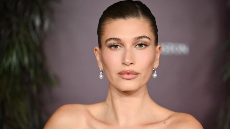 Μάσκες λάμψης: Το μυστικό της Hailey Bieber για ενυδάτωση