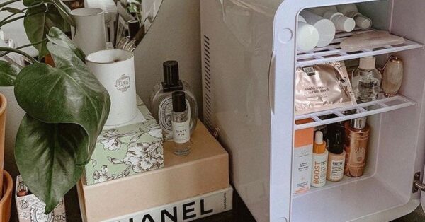 «Ψυγείο Skincare»: Ποια προϊόντα αξίζει να κρατήσουμε δροσερά αυτό το καλοκαίρι