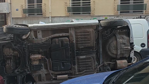 Τροχαίο με ανατροπή αυτοκινήτου στην πλατεία Κολιάτσου - Απεγκλωβίστηκε ο οδηγός