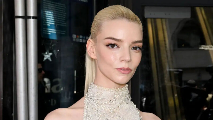 Anya Taylor-Joy: Το μινιμαλιστικό μακιγιάζ της με μεταξένια υφή που θέλουμε να αντιγράψουμε τώρα