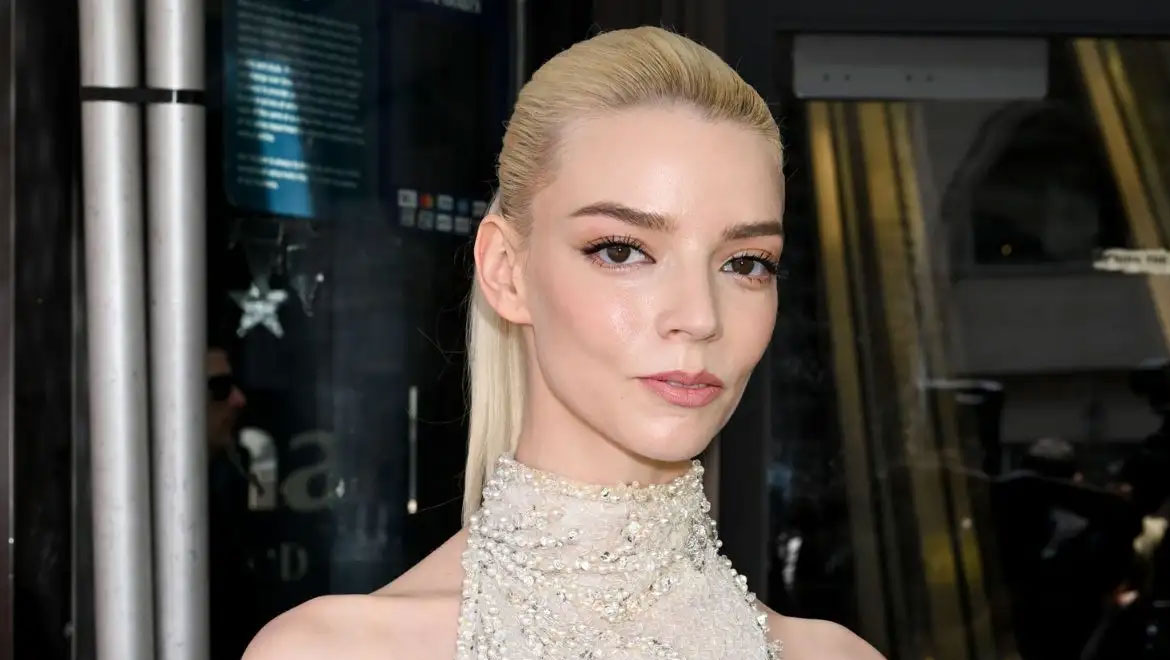 Anya Taylor-Joy: Το μινιμαλιστικό μακιγιάζ της με μεταξένια υφή που θέλουμε να αντιγράψουμε τώρα