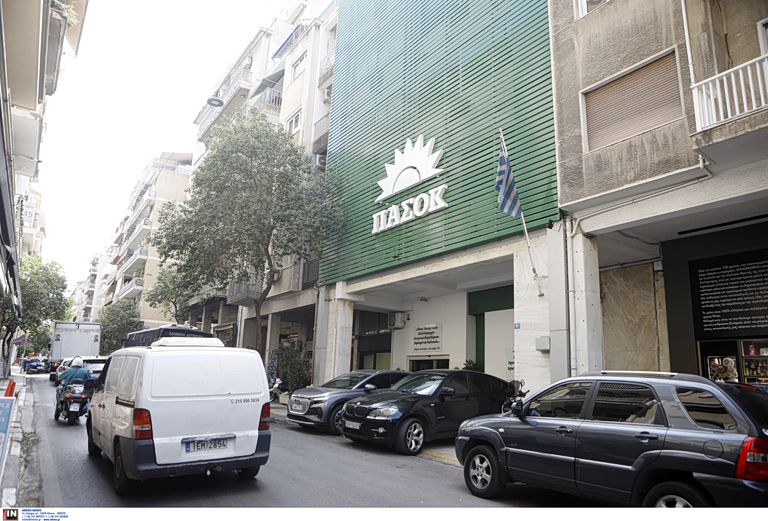 Το ΠΑΣΟΚ ανασυντάσσεται και επιτίθεται – Σκληρό πρέσινγκ στο Μαξίμου