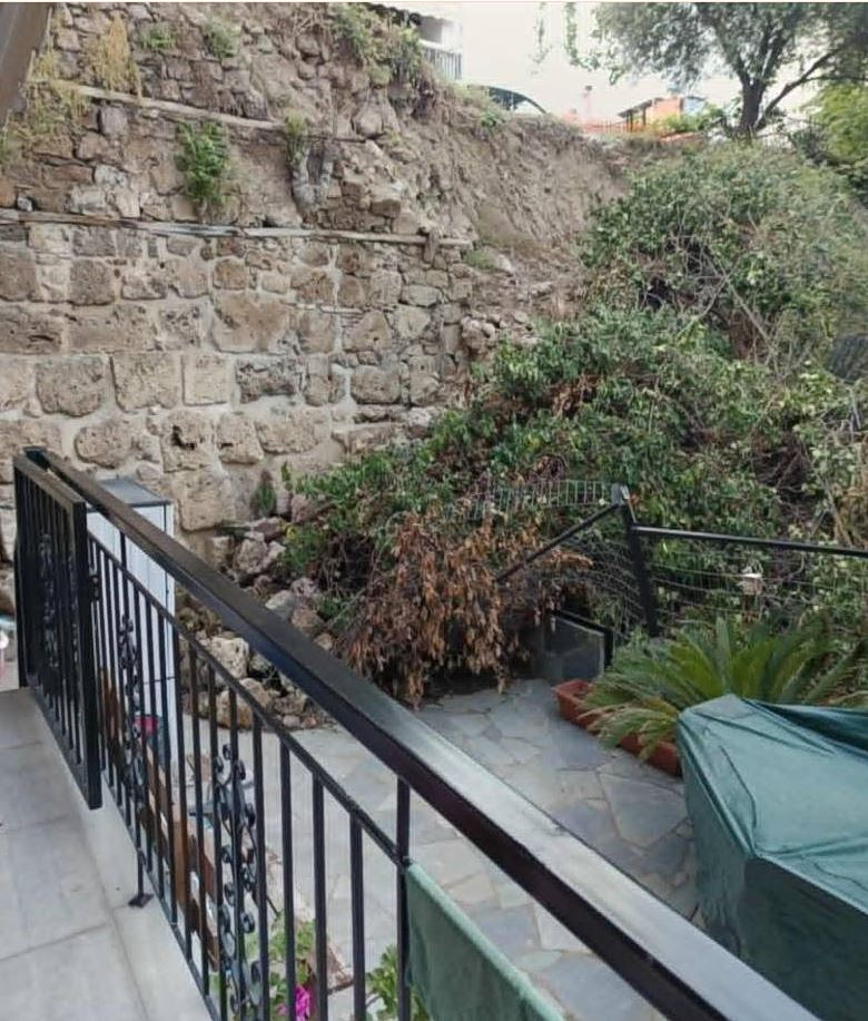 Βέροια: Κατέρρευσε τμήμα αρχαίου τείχους στην αυλή του - Πινγκ πονγκ ευθυνών μεταξύ Αρχαιολογίας και Δήμου
