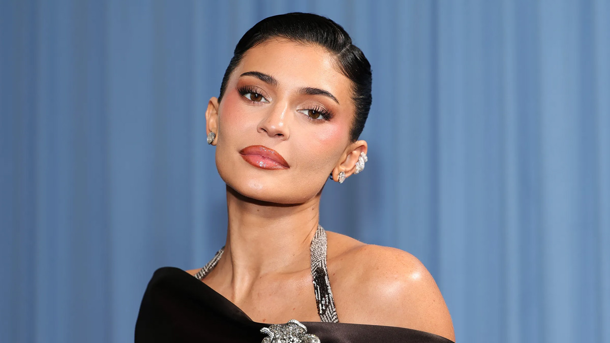 Νύχια καλοκαίρι 2026: Το λαμπερό γαλλικό της Kylie Jenner
