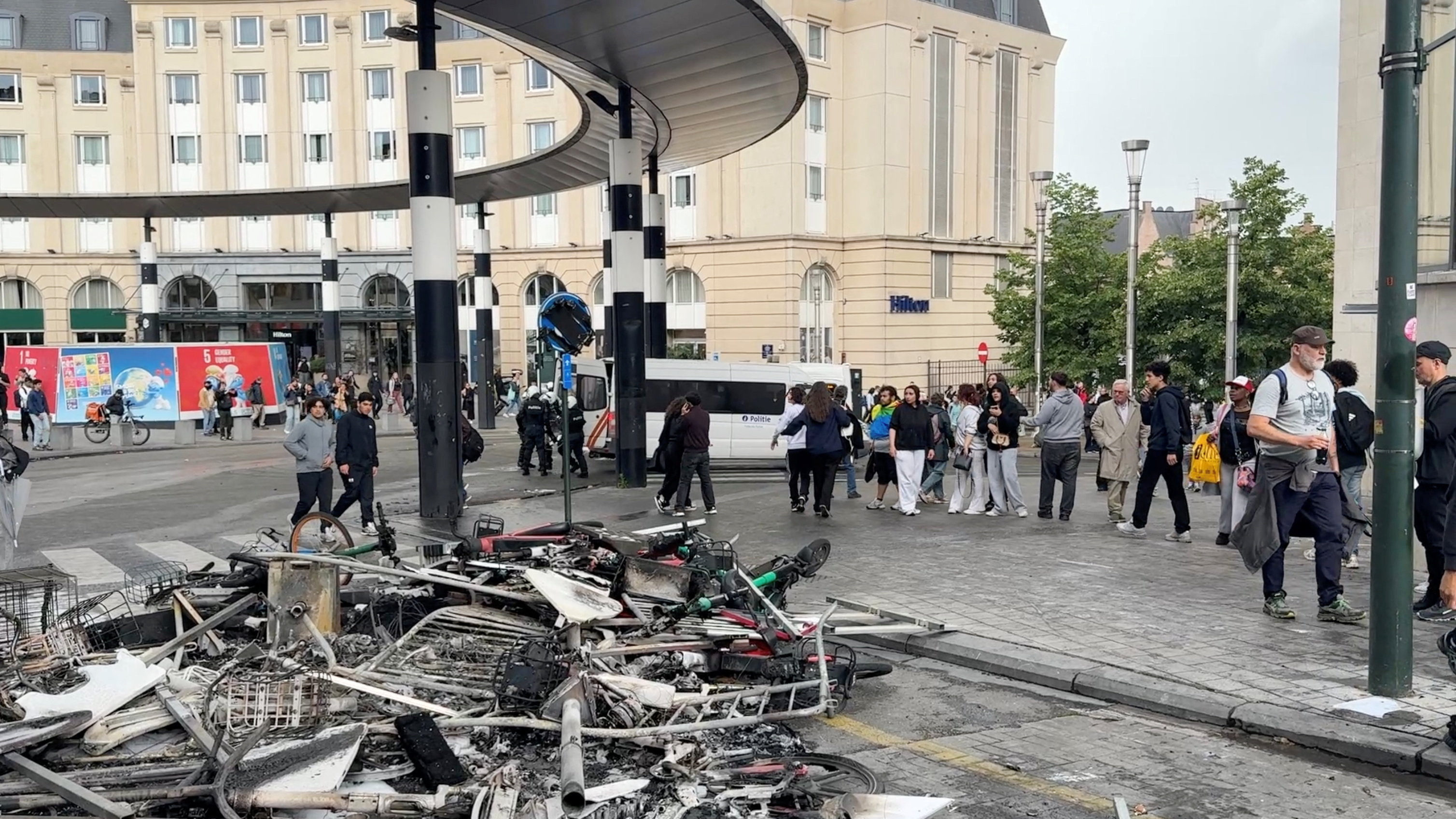 Βρυξέλλες: Φοιτητικές διαδηλώσεις και επεισόδια - Έβαλαν φωτιά έξω από τον κεντρικό σιδηροδρομικό σταθμό