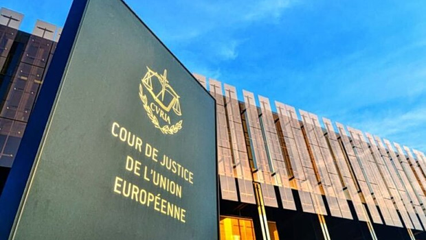 ΕΕ: Η άδεια διαμονής σε μία χώρα δεν αποκλείει δικαίωμα παραμονής και σε άλλη