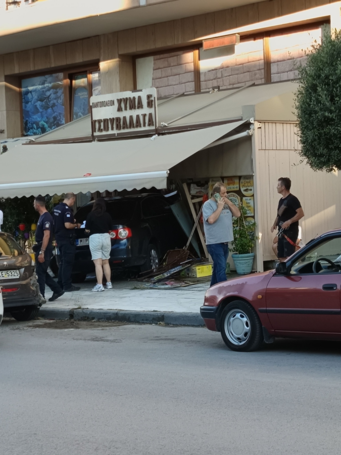 Θεσσαλονίκη: Αυτοκίνητο καρφώθηκε σε τζαμαρία παντοπωλείου - Δύο τραυματίες στο νοσοκομείο