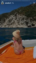 Αμαλία Κωστοπούλου: Ποζάρει με μικροσκοπικό, brazilian μαγιό πάνω σε σκάφος στην Τοσκάνη