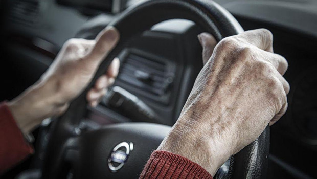 Υπάρχουν όρια στην οδήγηση; Τι ισχύει για τους ηλικιωμένους και τι εξετάζεται στην Ευρώπη