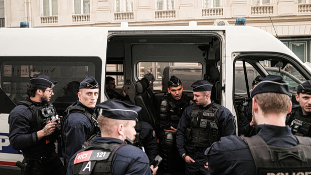 Γαλλία: 4χρονη εντοπίστηκε αφυδατωμένη δίπλα στη σορό της μητέρας της