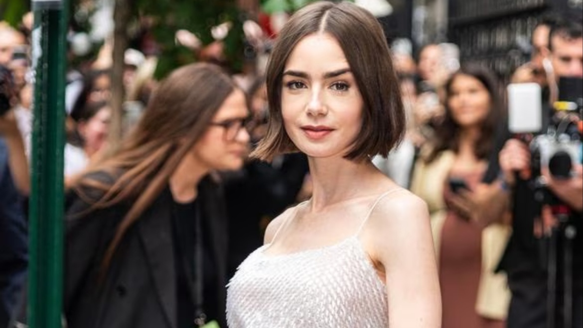 Lily Collins: Το χρηματικό ποσό που ζητάει για να φορέσει ένα ρούχο στη σειρά «Emily in Paris»