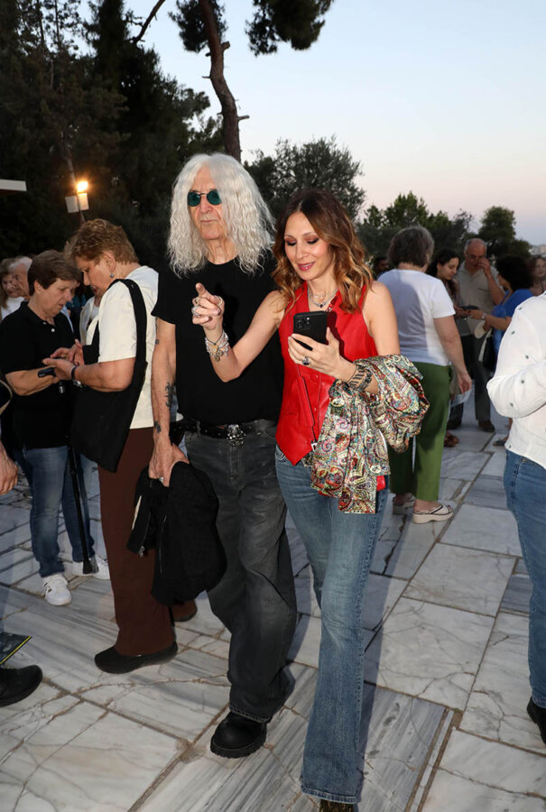 Νίκος Καρβέλας – Έλενα Φερεντίνου: Σπάνια δημόσια εμφάνιση για το ζευγάρι στο Ηρώδειο!