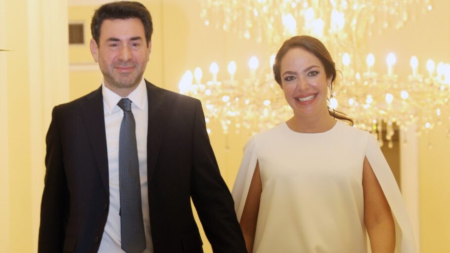 Δόμνα Μιχαηλίδου – Λεωνίδας Μαντωνάκης: Βάφτισαν σε στενό οικογενειακό κύκλο τον γιο τους