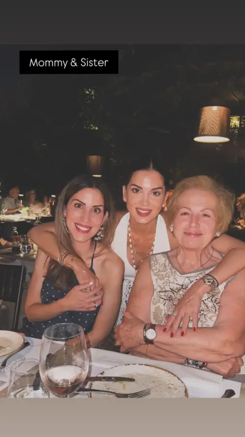 Σταματίνα Τσιμτσιλή: Η σπάνια βραδινή έξοδος με τις δύο γυναίκες της ζωής της, τη μητέρα και την αδελφή της
