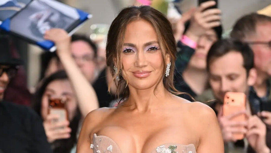 Jennifer Lopez: Bronze μακιγιάζ με λιλά σκιά γίνεται το απόλυτο καλοκαιρινό trend