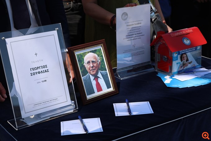 Στο κοιμητήριο Παπάγου το τελευταίο αντίο στον Γιώργο Σουφλιά - Στην κηδεία K. Μητσοτάκης, Κ. Καραμανλής και πλήθος πολιτικού κόσμου