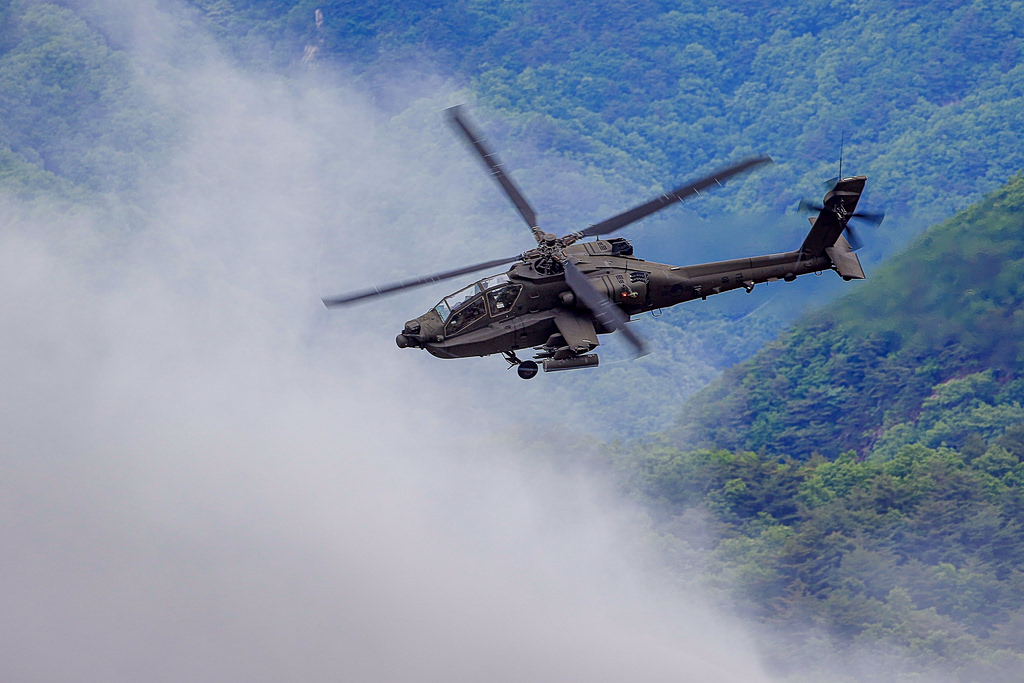 Ελικόπτερο Apache συνετρίβη στα Στενά του Ορμούζ – Σώοι και οι δύο πιλότοι, λέει ο Τραμπ