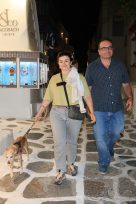Άννα Κουρή: Σπάνια δημόσια εμφάνιση με τον δικηγόρο σύζυγό της, Βύρωνα Πολυγερινό στη Μύκονο