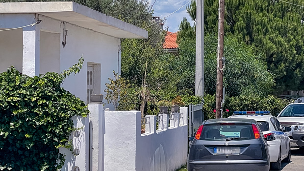 Αιγιαλεία: Η μητέρα είδε το δολοφόνο του γιου της; Τι εξετάζουν οι Αρχές για το διπλό έγκλημα