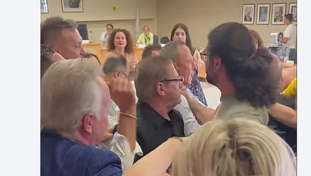 Ηλιούπολη: Πιάστηκαν στα χέρια στο Δημοτικό Συμβούλιο