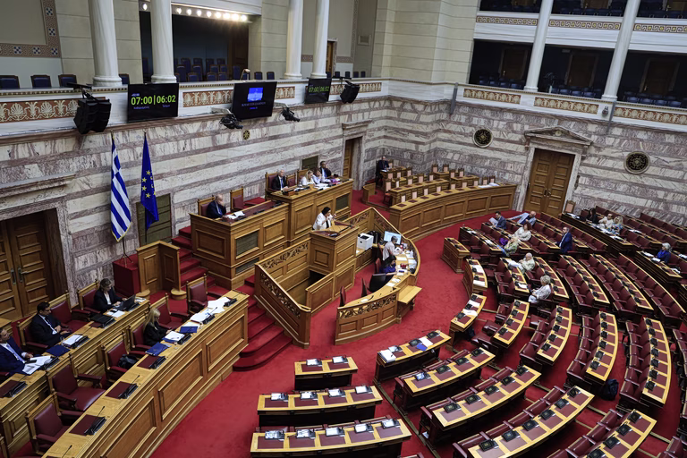 Βουλή: «Πέρασε» κατά πλειοψηφία το νομοσχέδιο για τη Μετανάστευση