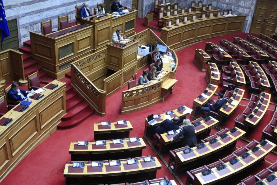 Βουλή: «Αυλαία» για τη συνταγματική αναθεώρηση