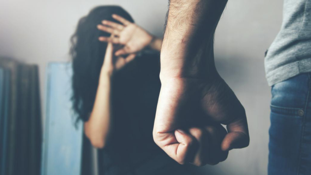 Ωρωπός: 32χρονος χτυπούσε τη γυναίκα του μπροστά στο 8χρονο παιδί τους και ανέβαζε βίντεο στα social media