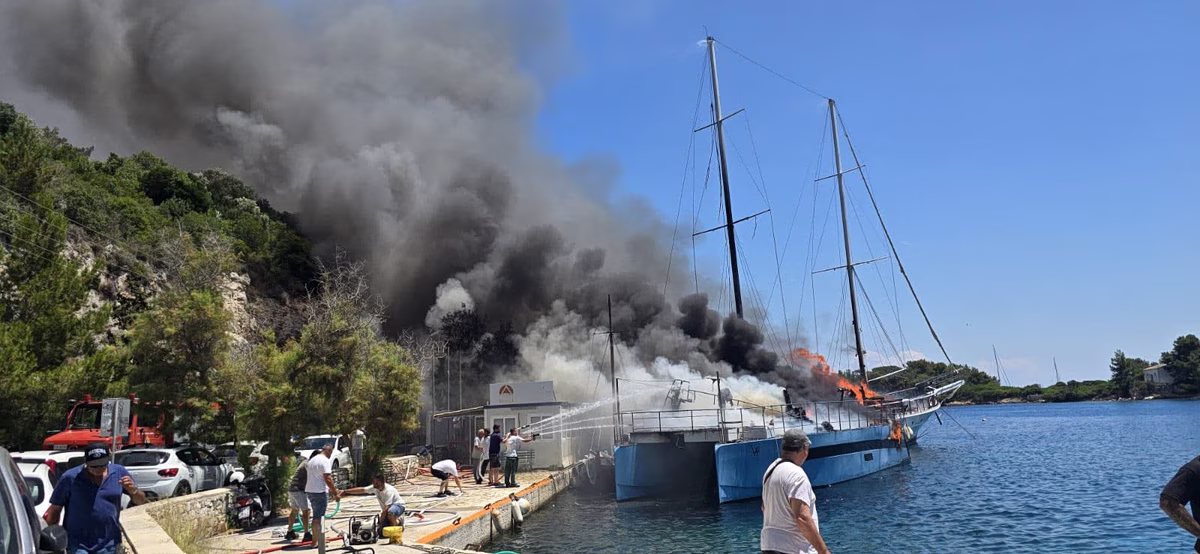 Παξοί: Στη μηχανή καταμαράν με 4 τουρίστες ξεκίνησε η μεγάλη φωτιά στα σκάφη - Βίντεο ντοκουμέντο