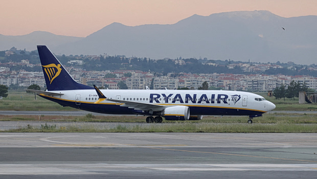 Έρευνα κατά της Ryanair για χρεώσεις στους γονείς που κάθονται με τα παιδιά τους