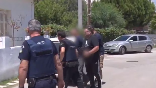 Αίγιο: Επέστρεψε στο σπίτι του εγκλήματος ο 65χρονος για αναπαράσταση όσων υποστηρίζει - Επιμένει ότι είναι αθώος