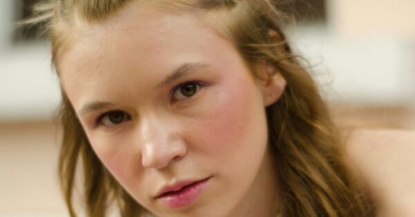 Cosmeticorexia: Ο νέος όρος που περιγράφει την παθολογική εμμονή των ανήλικων κοριτσιών με τα καλλυντικά
